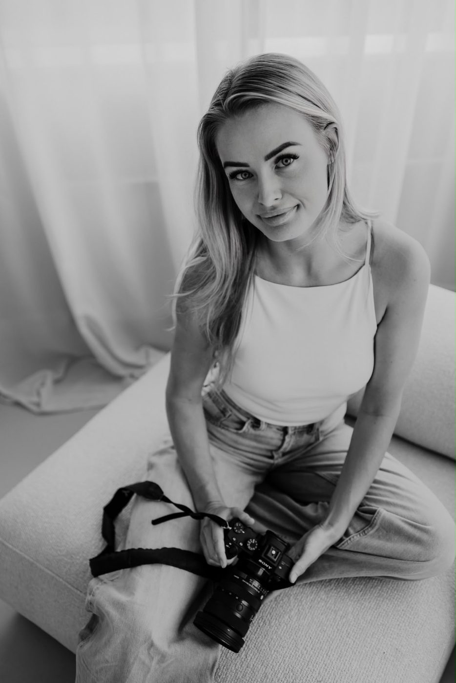 Portret van de fotografe met camera in de hand