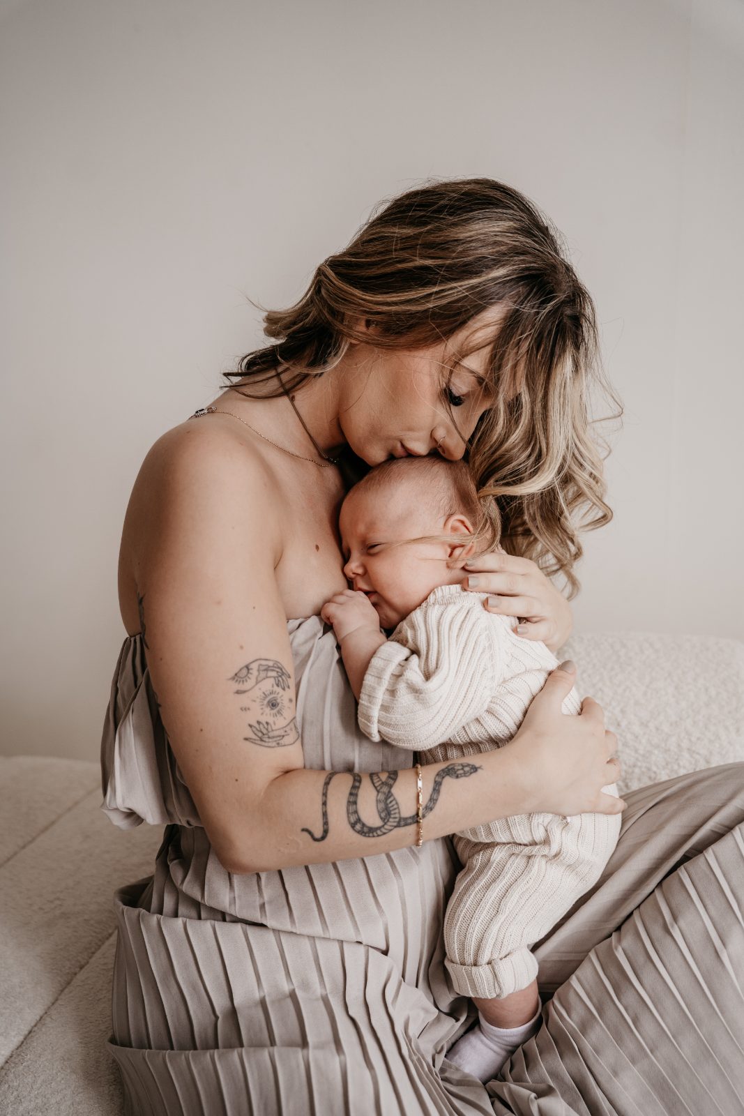 Moeder kust haar newborn op het hoofd